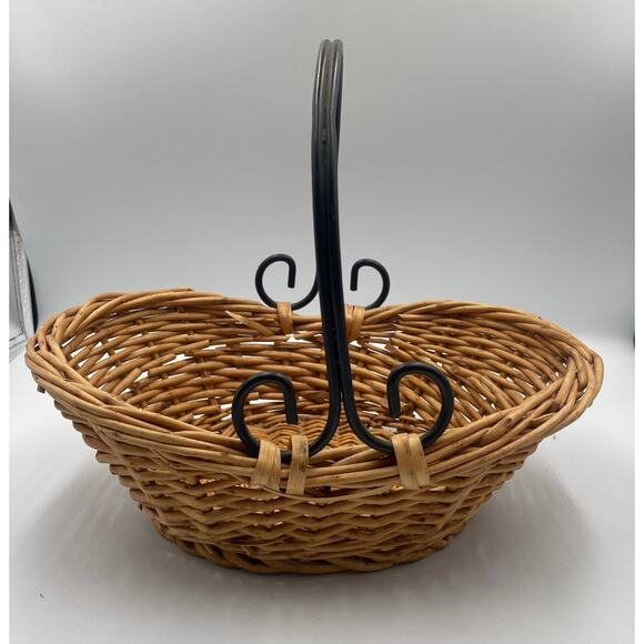 Wicker Basket with black metal swirl handle - Picture 2 of 5